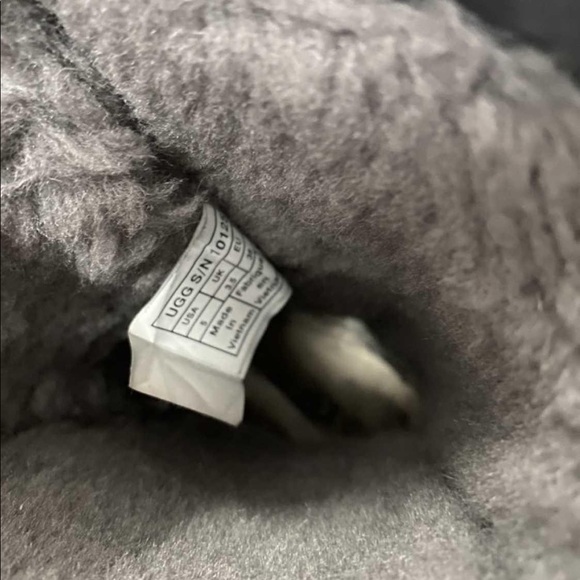 SOLD UGG waterproof boots - Picture 4 of 6